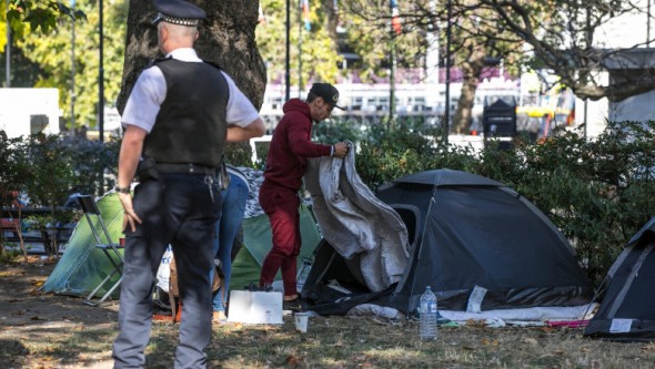 Londonezii dintr-un cartier de lux, șocați de două românce care și-au făcut bordel în cort, în fața unei școli